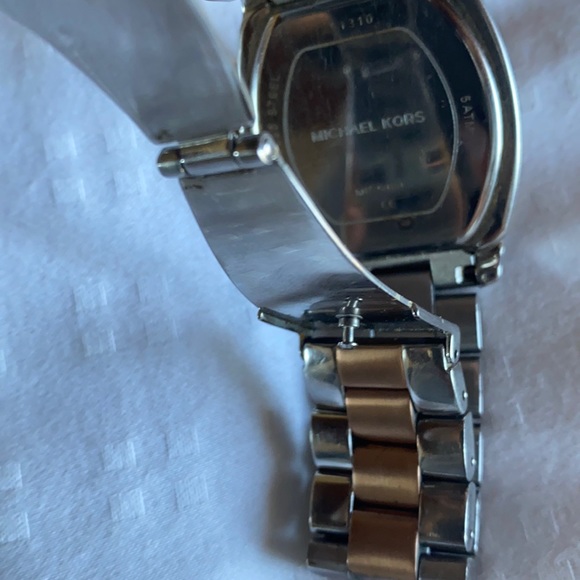 Micheal Kors Gold and Silver Watch - Picture 5 of 5